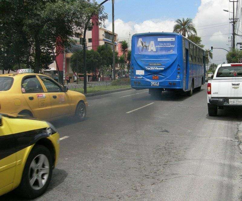 Niebieski autobus w korku.